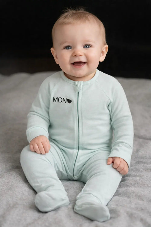 Pyjama bébé en bambou vert d’eau porté par un nourrisson, doux et confortable