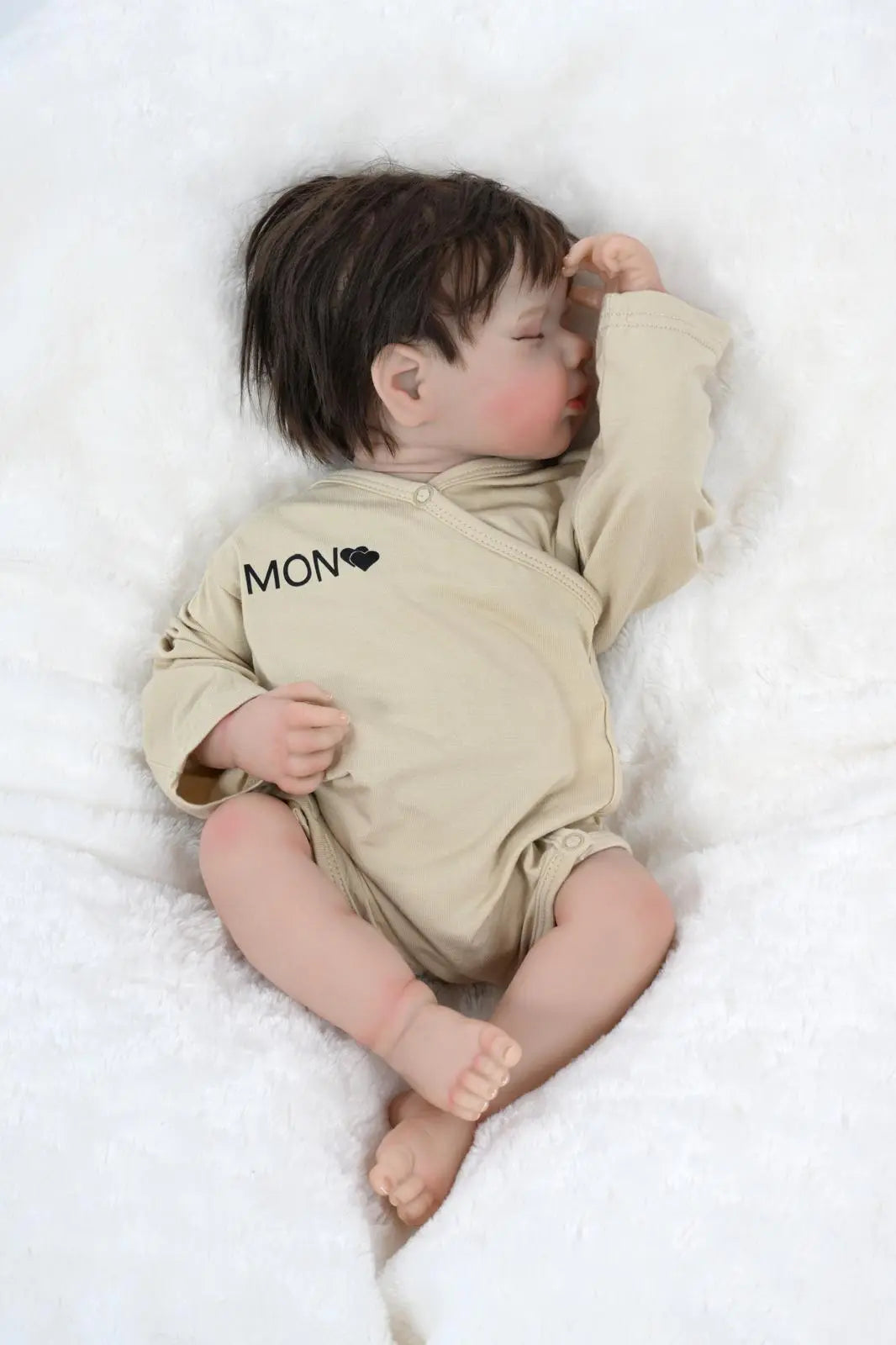 Bébé dormant paisiblement dans un body bébé en bambou 