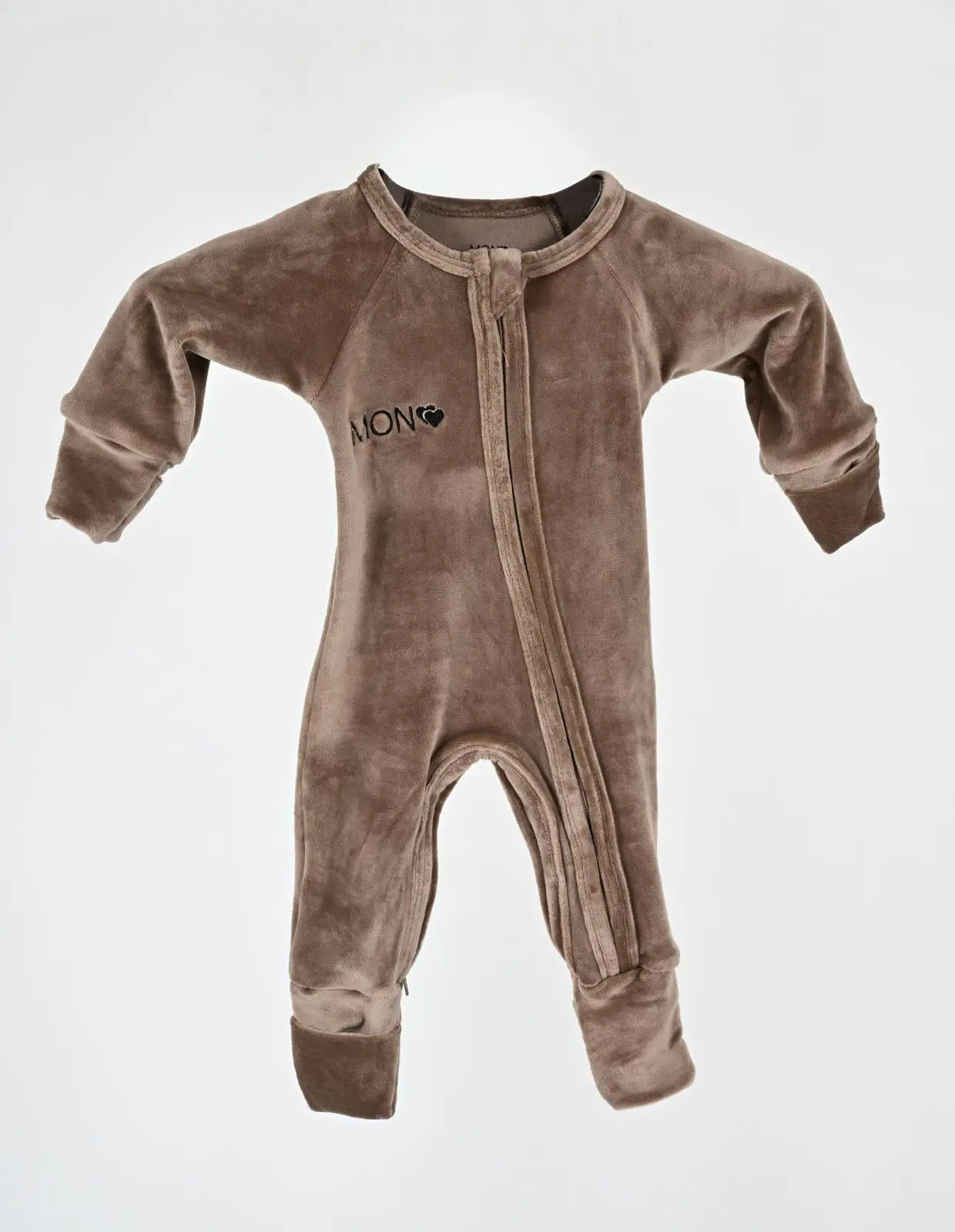 Tissu velours du pyjama bébé montrant sa texture douce et chaude