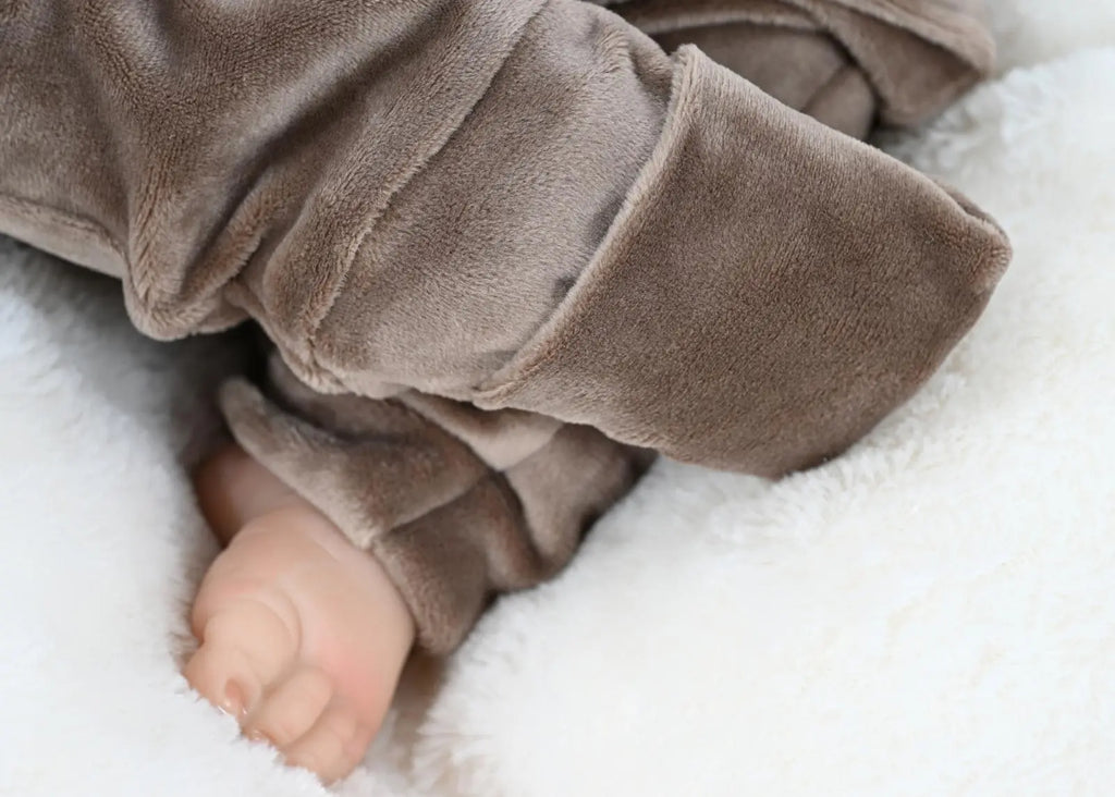 Zip frontal et ouverture entre les jambes du pyjama bébé pour change facile