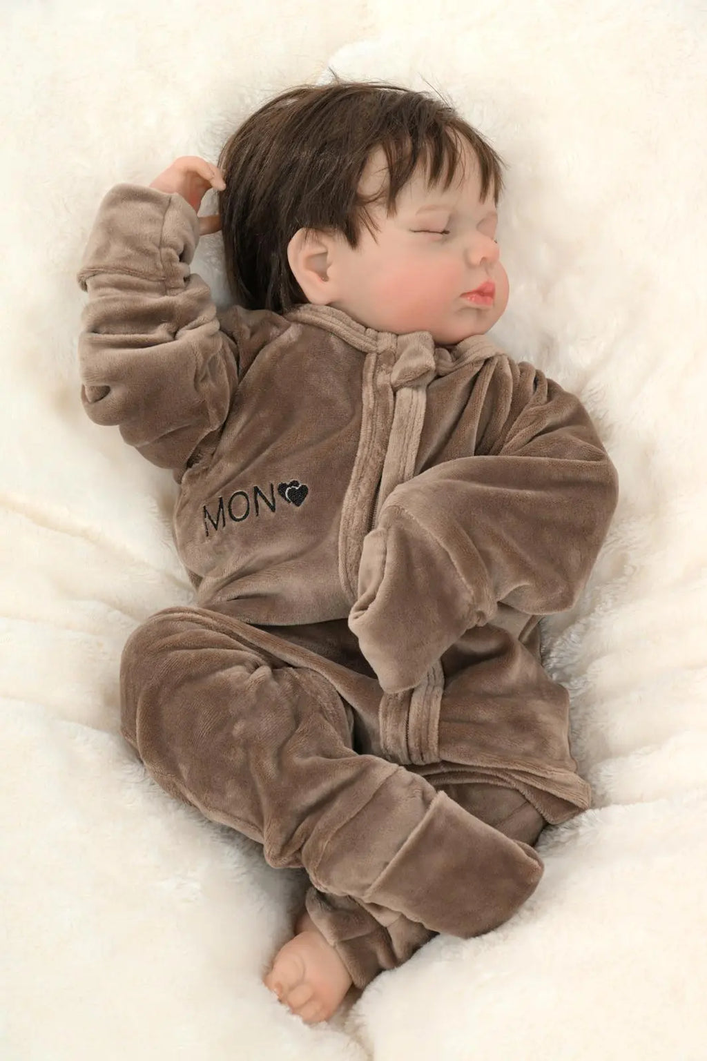 Bébé dormant confortablement dans un pyjama bébé en velours