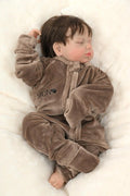 Bébé dormant confortablement dans un pyjama bébé en velours