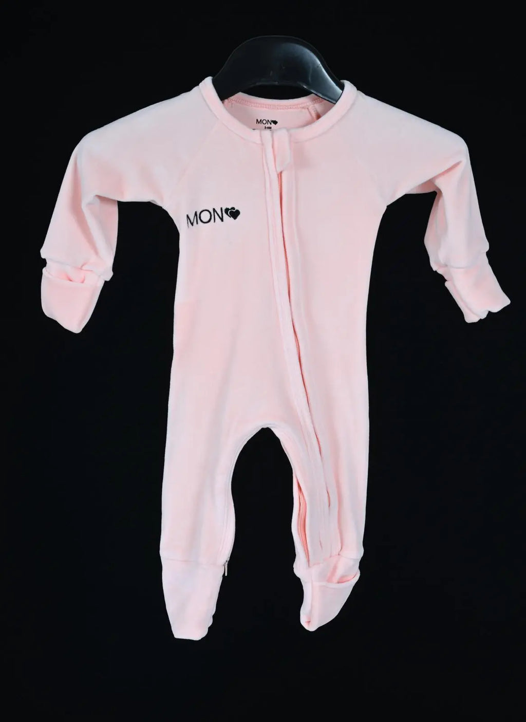 Tissu velours du pyjama bébé montrant sa texture douce et chaude