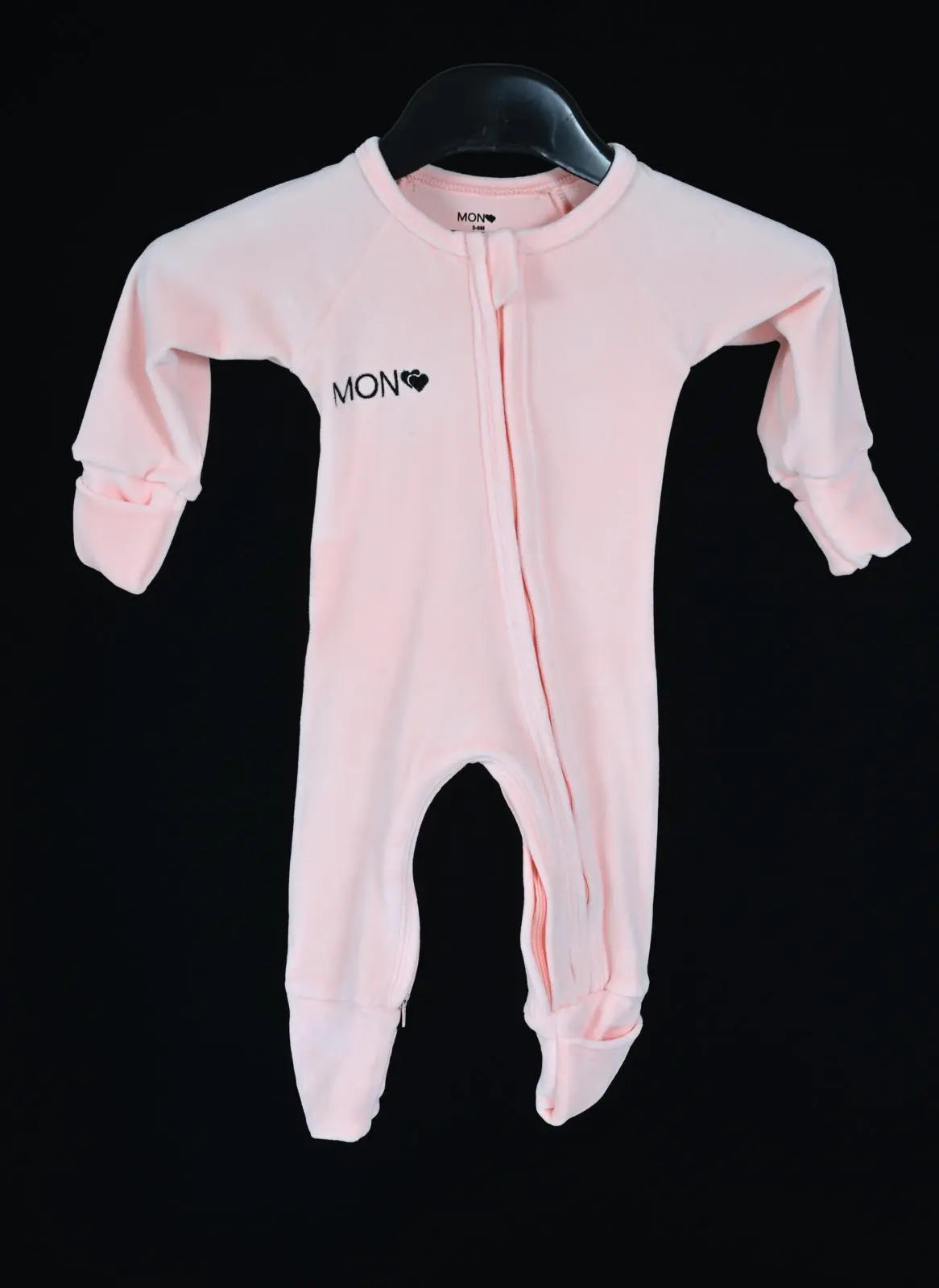 Tissu velours du pyjama bébé montrant sa texture douce et chaude