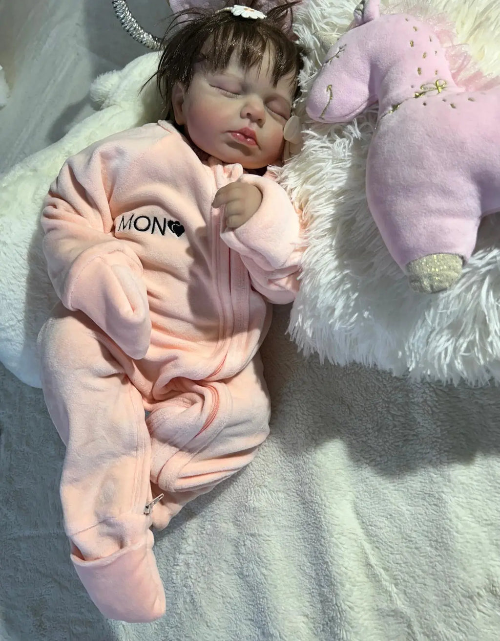 Bébé dormant confortablement dans un pyjama bébé en velours