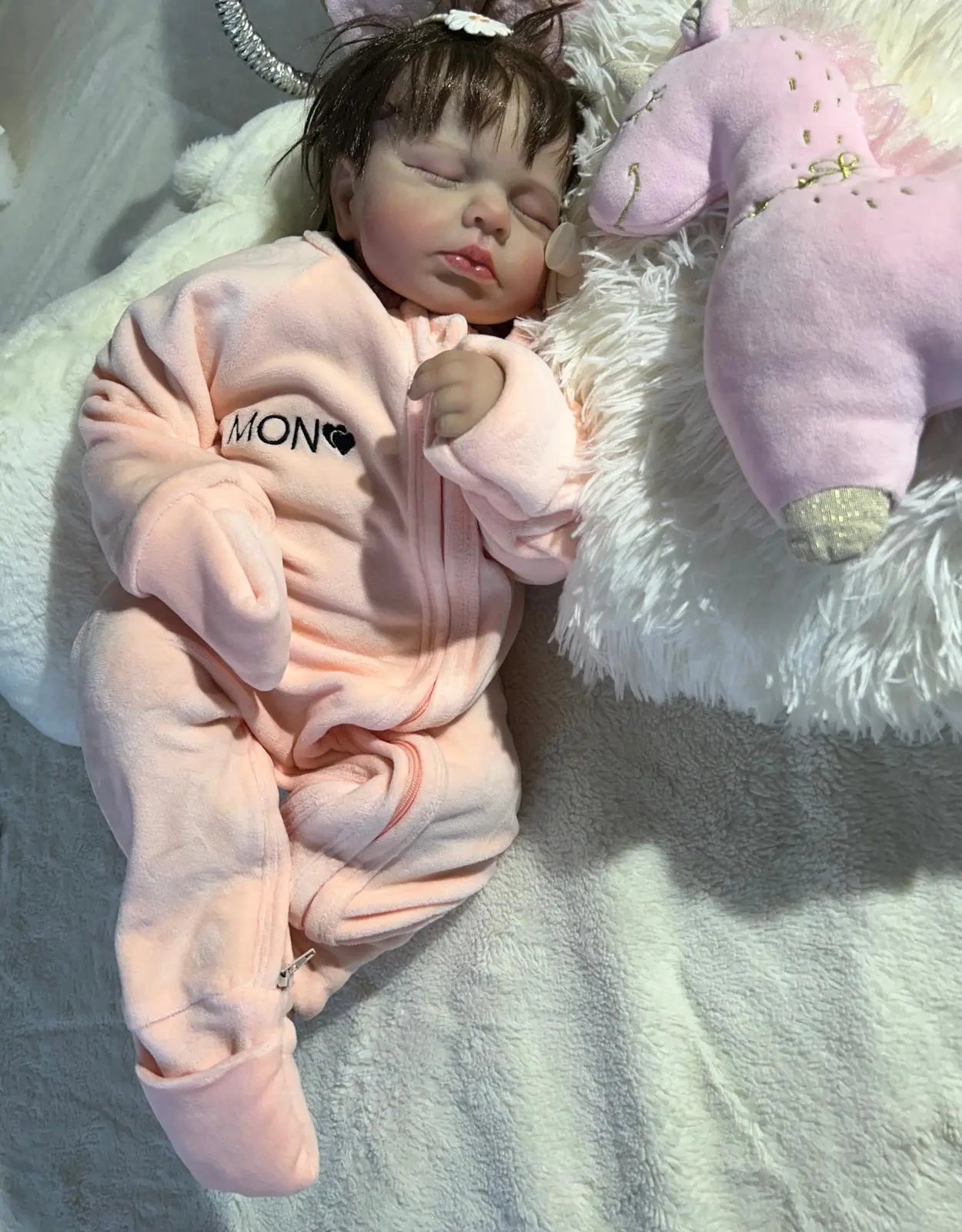 Bébé dormant confortablement dans un pyjama bébé en velours