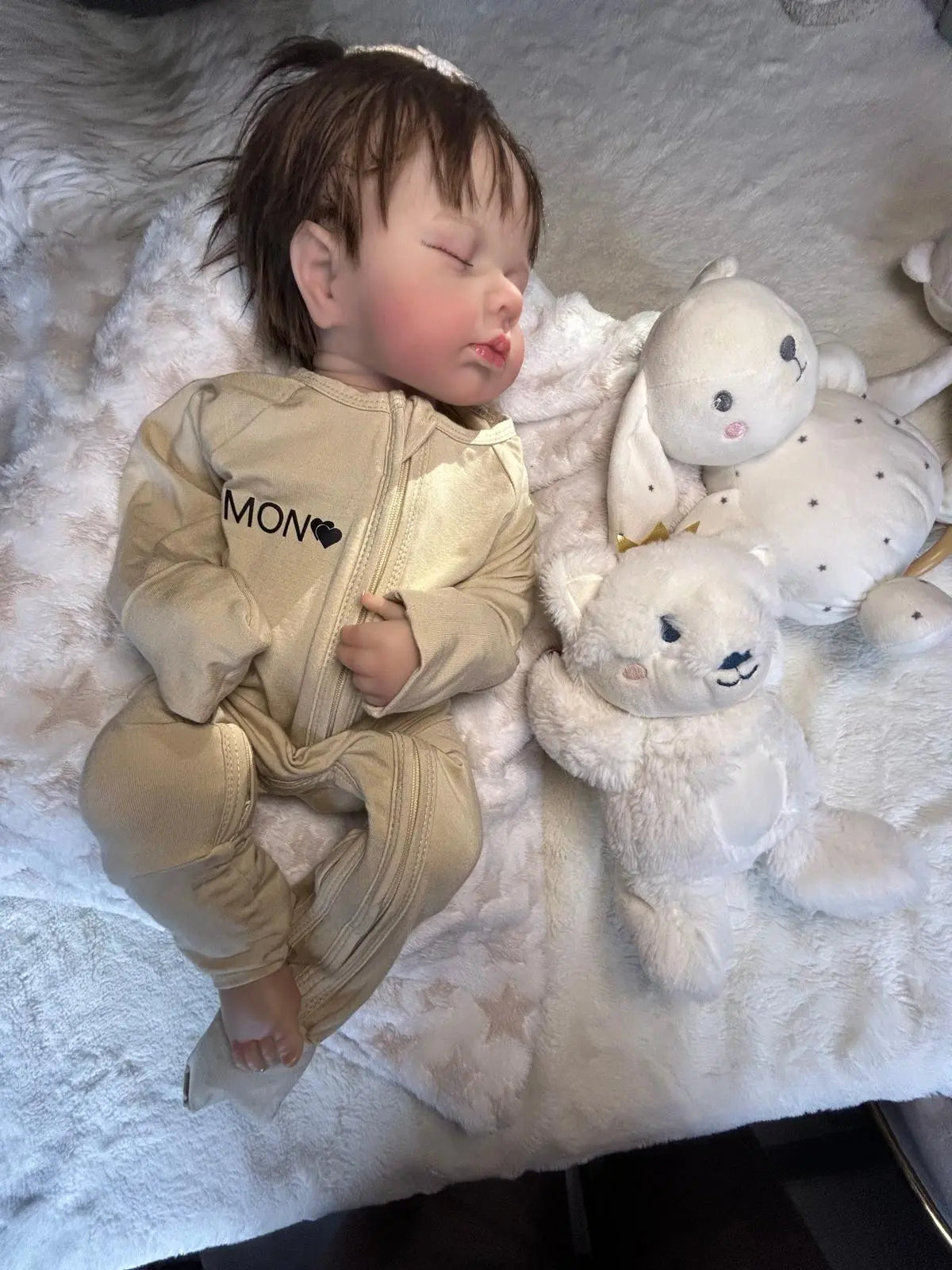 Bébé dormant paisiblement dans un pyjama bébé en bambou 